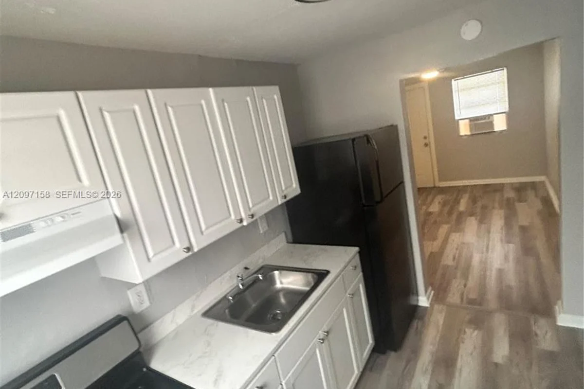 161 NW 15th St #5, Miami: photo 1 of 22