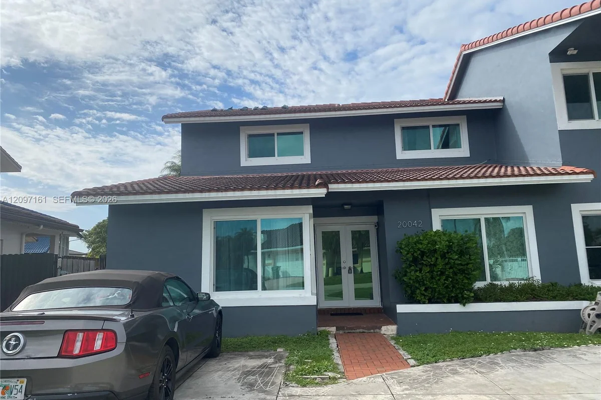20042 W Lake Dr, Hialeah: photo 1 of 7