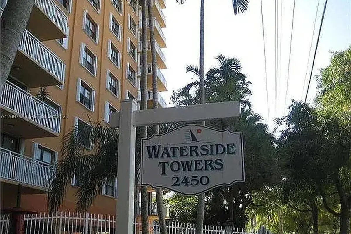2450 NE 135th St #208, North Miami: photo 1 of 18