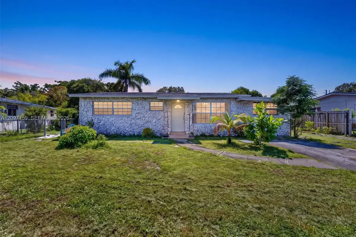 3020 SW 8th St, Fort Lauderdale: photo 1 of 33