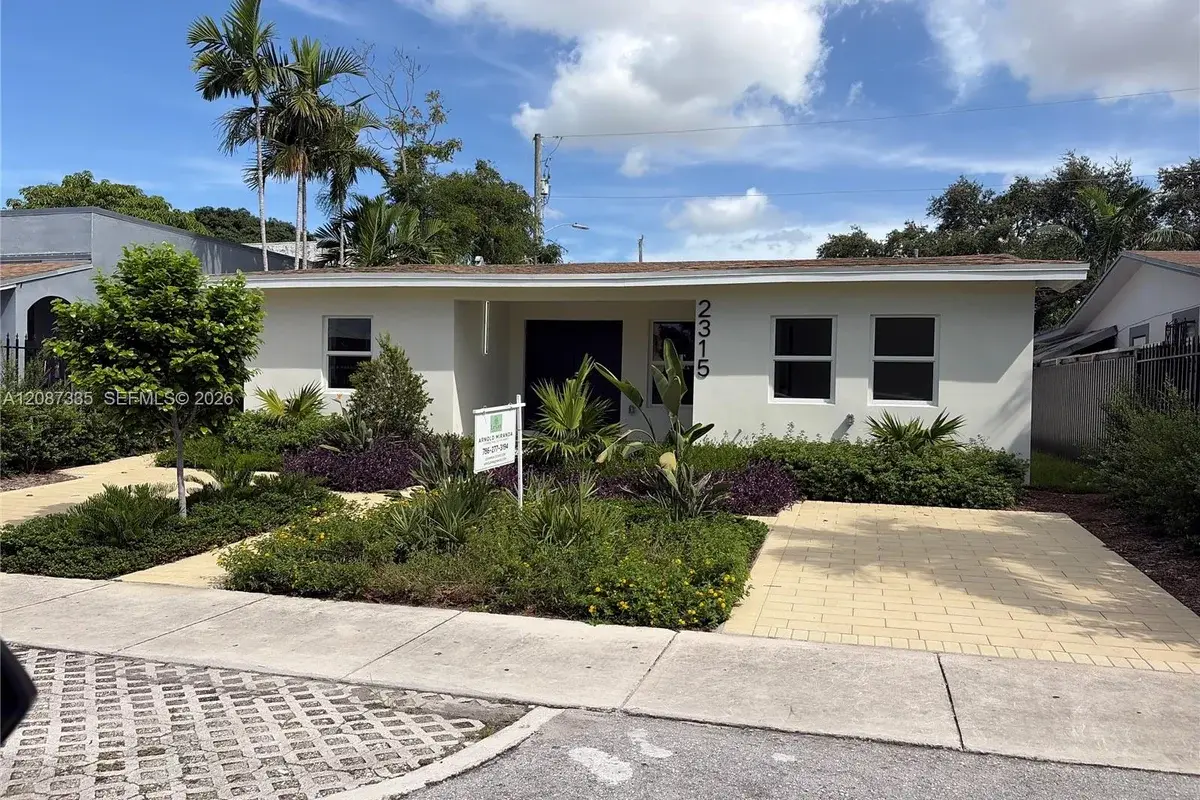 2315 NW 3rd St, Miami: photo 1 of 15