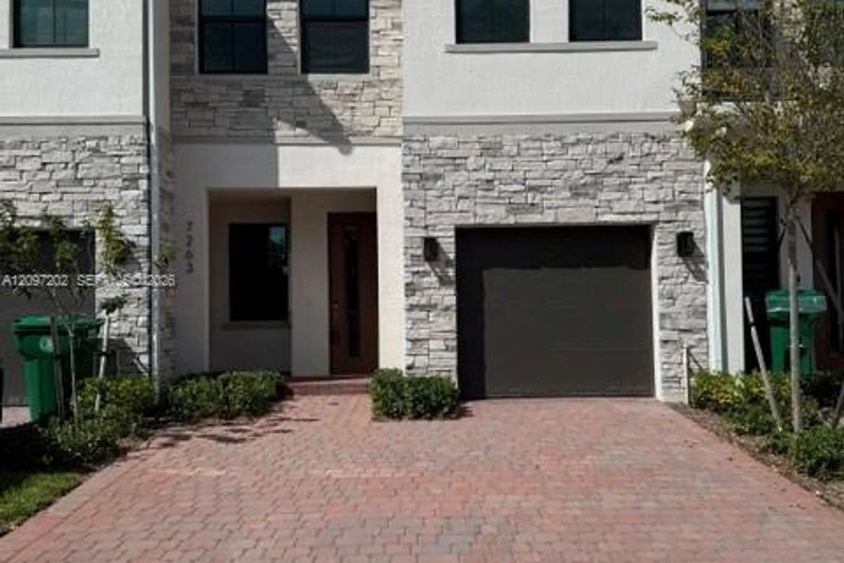 7263 SW 46 St, Davie: photo 1 of 18