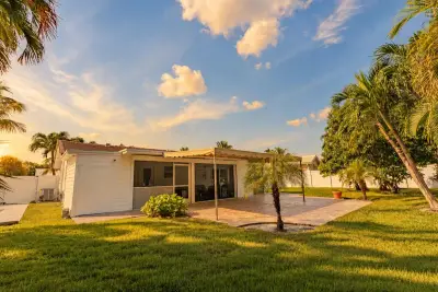 121 Tacoma Ln, Palm Beach Shores: photo 1 of 15