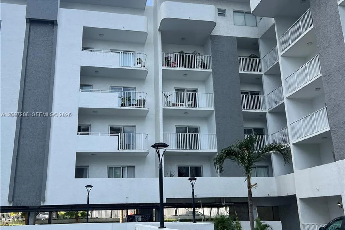 395 NE 21st St #304, Miami: photo 1 of 10