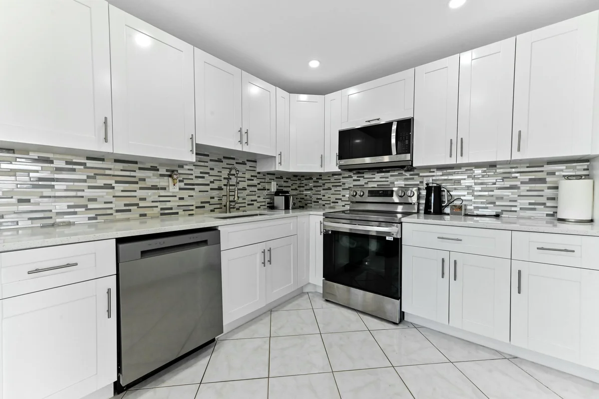 528 Burgundy K Ave, Delray Beach: photo 1 of 31