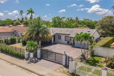 6320 NW 199th St, Hialeah: photo 1 of 31