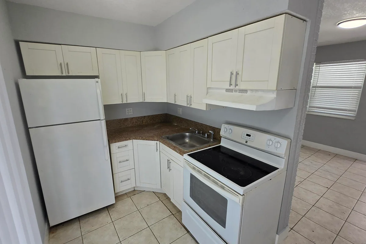 16951 NE 18th Ave #6, North Miami Beach: photo 1 of 9