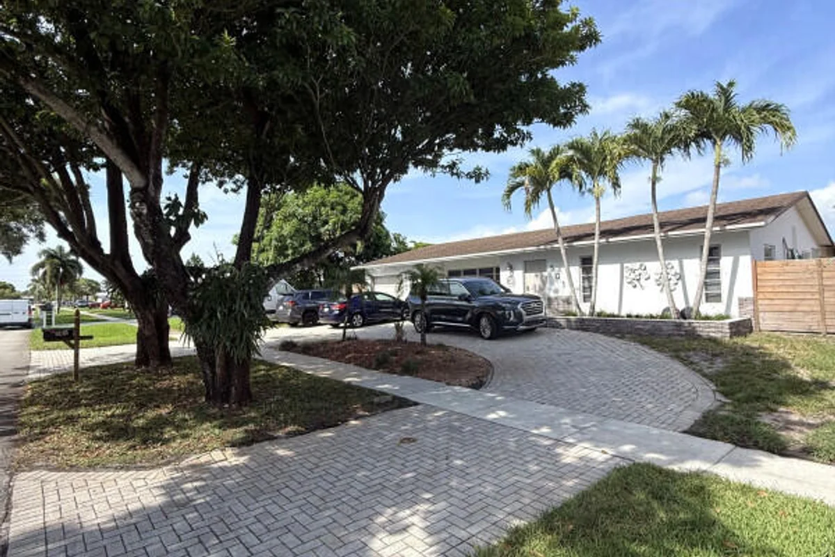 501 NW 98th Ave, Pembroke Pines: photo 1 of 30