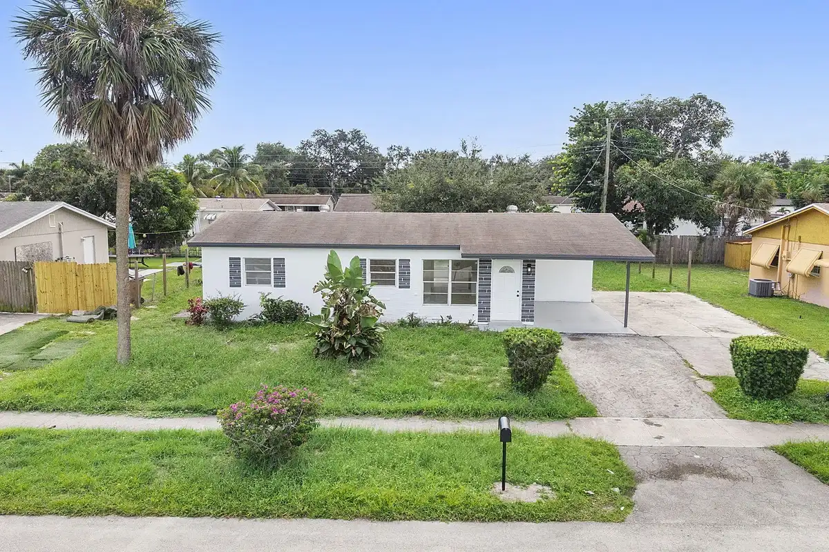 324 NW 3rd St, Deerfield Beach: photo 1 of 8
