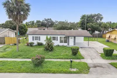 324 NW 3rd St, Deerfield Beach: photo 1 of 8