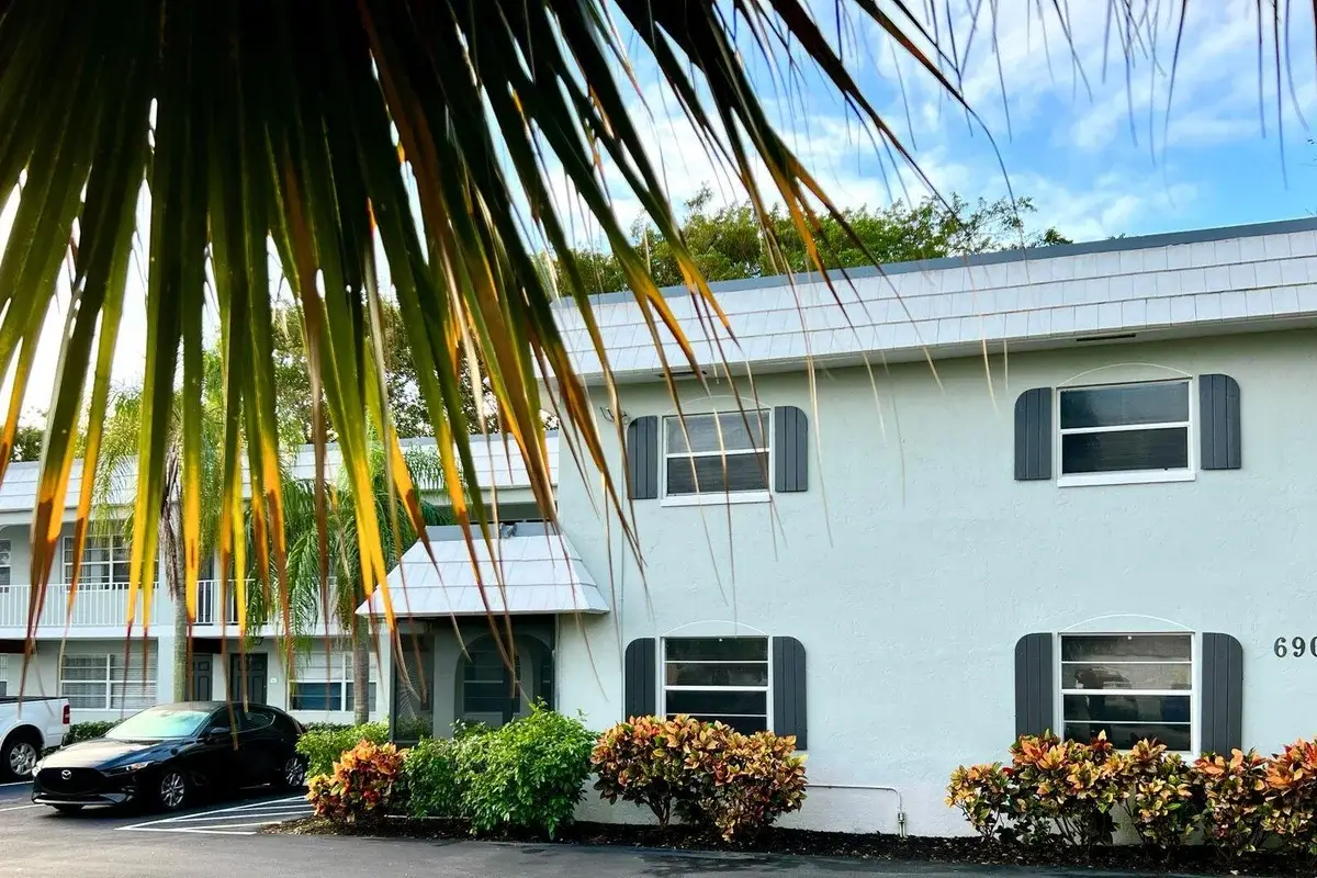 690 Kingsbridge St #9, Boca Raton: photo 1 of 13