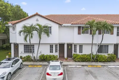 4163 Napoli Lake Dr, Riviera Beach: photo 1 of 35