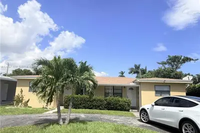 1009 NE 2nd St, Hallandale Beach: photo 1 of 17