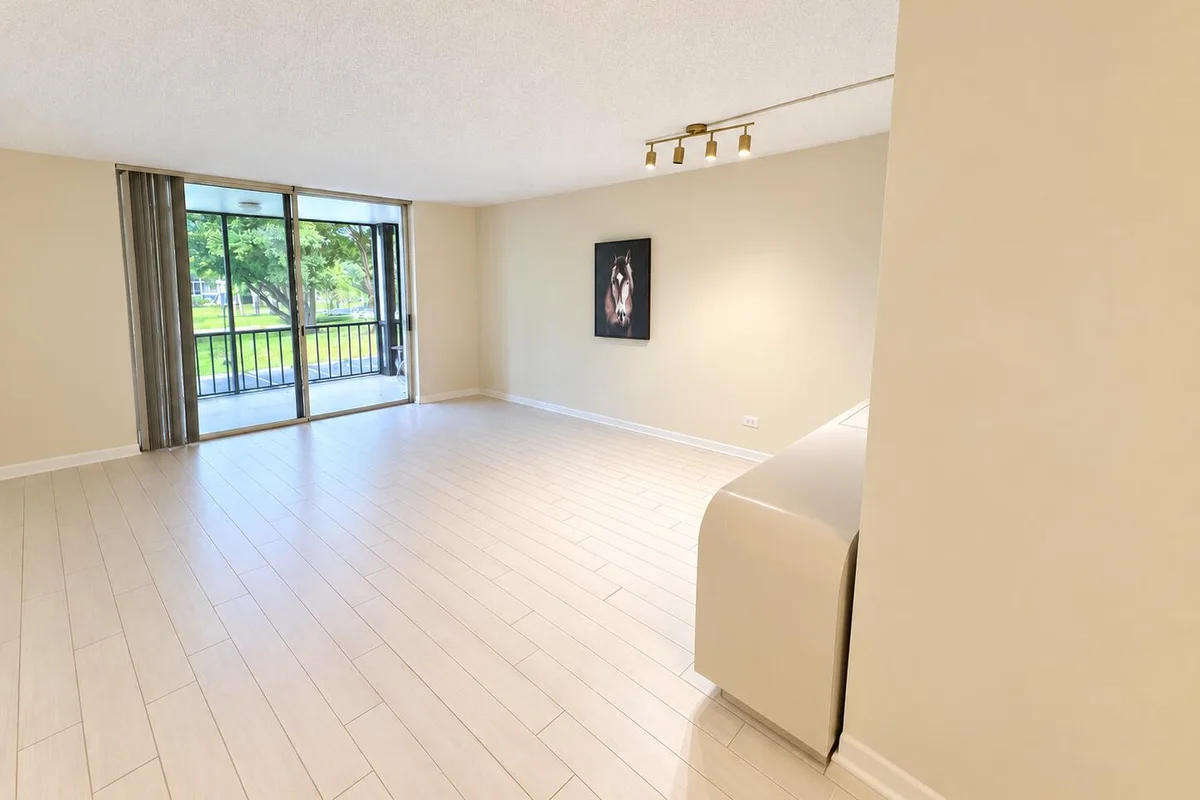 3660 Inverrary Dr #2F, Lauderhill: photo 1 of 32