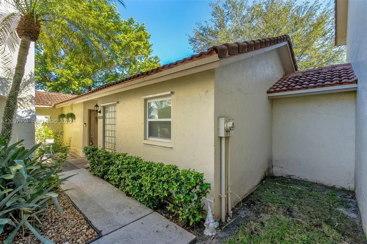 10831 NW 3rd Ct, Pembroke Pines: photo 1 of 42