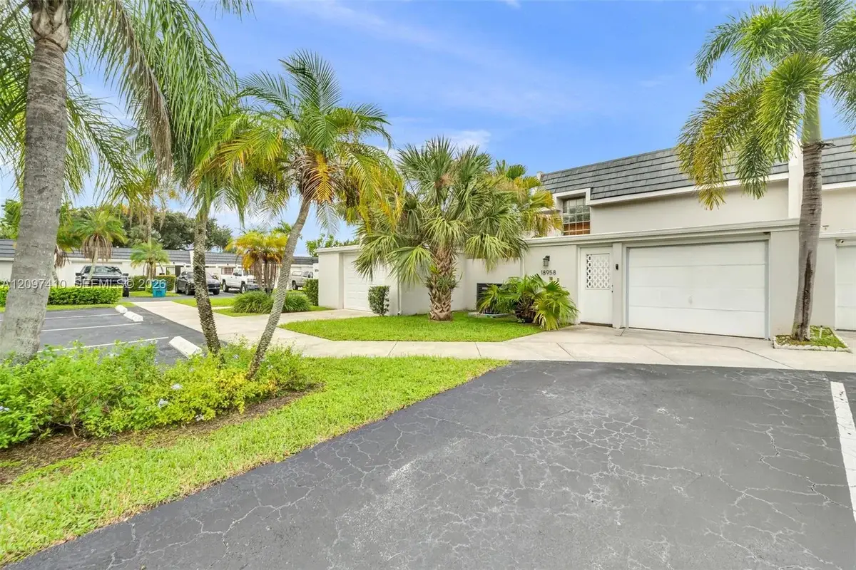 18958 Bobolink Dr, Hialeah: photo 1 of 54