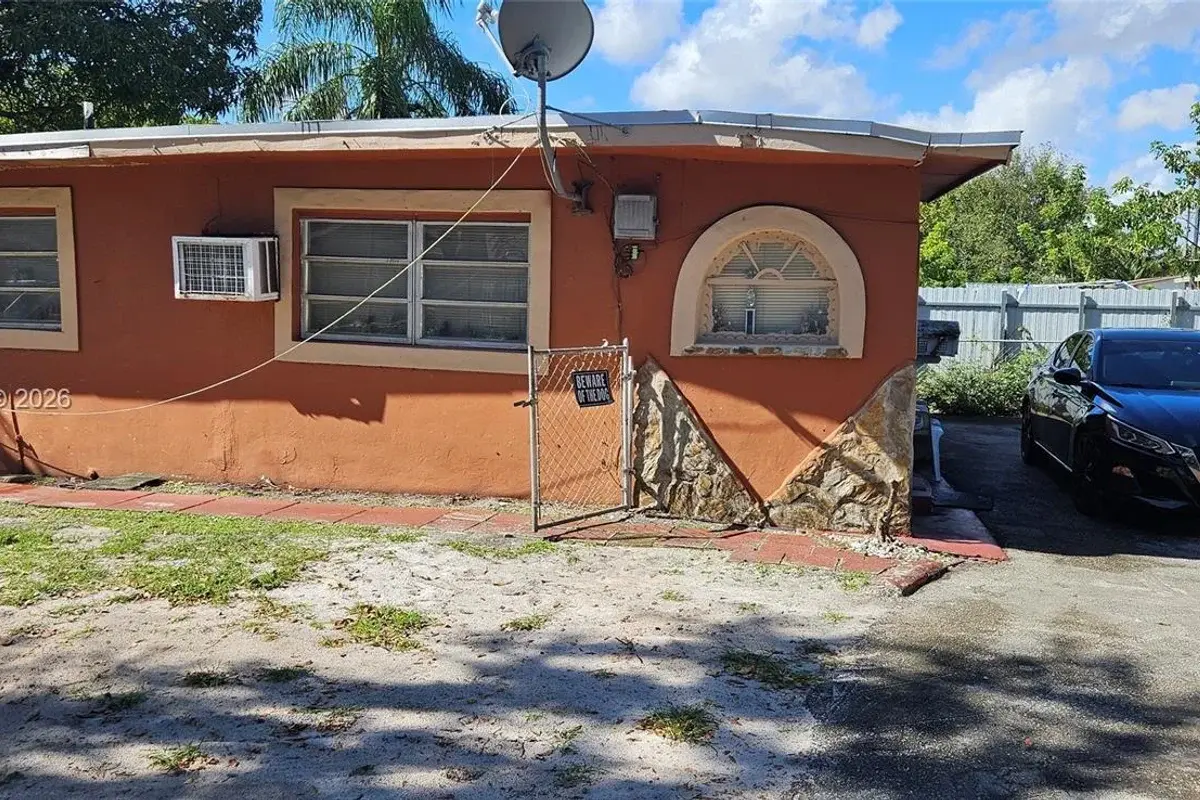 216 NW 7th Ct, Hallandale Beach: photo 1 of 3