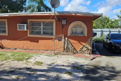 216 NW 7th Ct, Hallandale Beach: photo 1 of 3