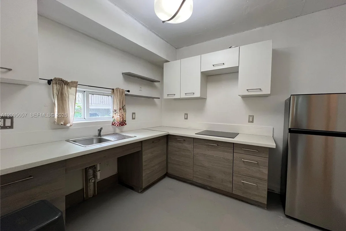 542 SW 3rd St #E3, Miami: photo 1 of 5