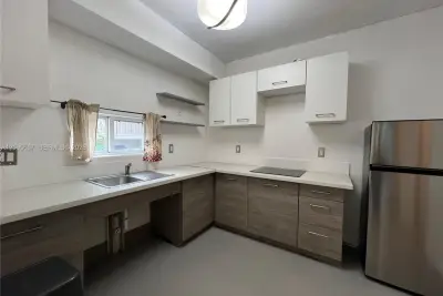 542 SW 3rd St #E3, Miami: photo 1 of 5