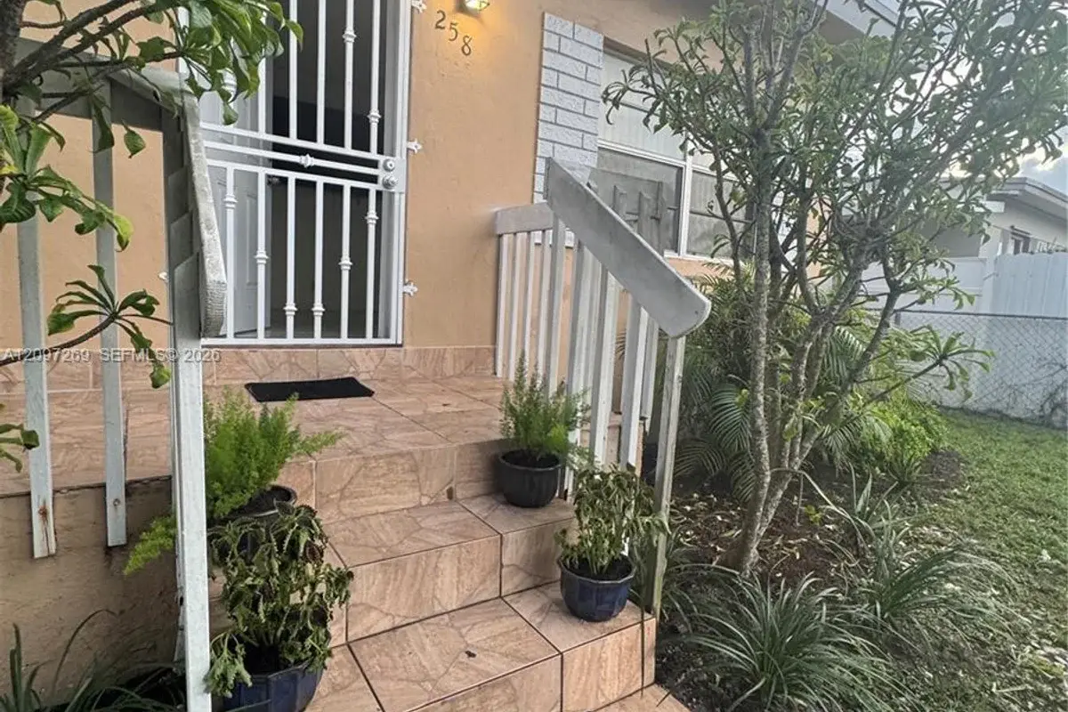 258 E 46th St, Hialeah: photo 1 of 36