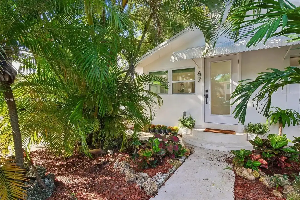 67 NW 51st St, Miami: photo 1 of 24
