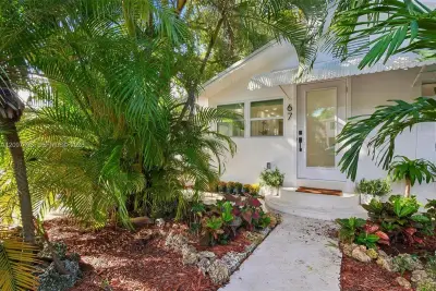 67 NW 51st St, Miami: photo 1 of 24