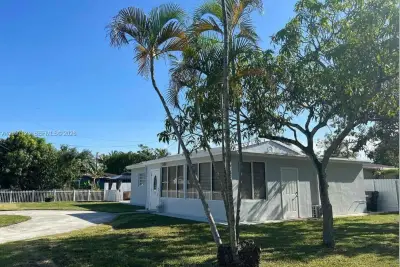 17080 NE 1st Ave, North Miami Beach: photo 1 of 31
