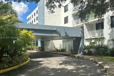 901 Hillcrest Dr #315, Hollywood: photo 1 of 24