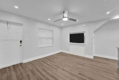 567 NE 63rd St #2, Miami: photo 1 of 14
