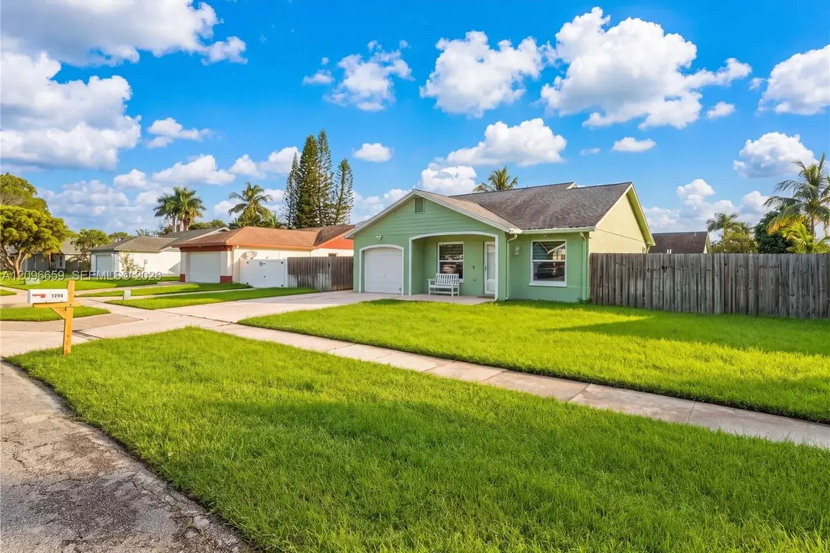 1290 Mc Dermott Ln, Royal Palm Beach: photo 1 of 18