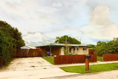 1014 S 9th St S, Lantana: photo 1 of 2