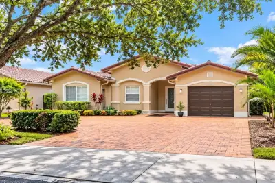 8846 NW 139th St, Miami Lakes: photo 1 of 1