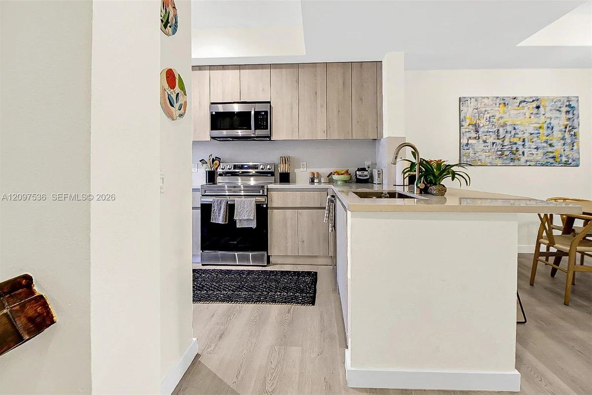 742 NE 90th St #402, Miami: photo 1 of 20