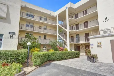 2871 Somerset Dr #209, Lauderdale Lakes: photo 1 of 38
