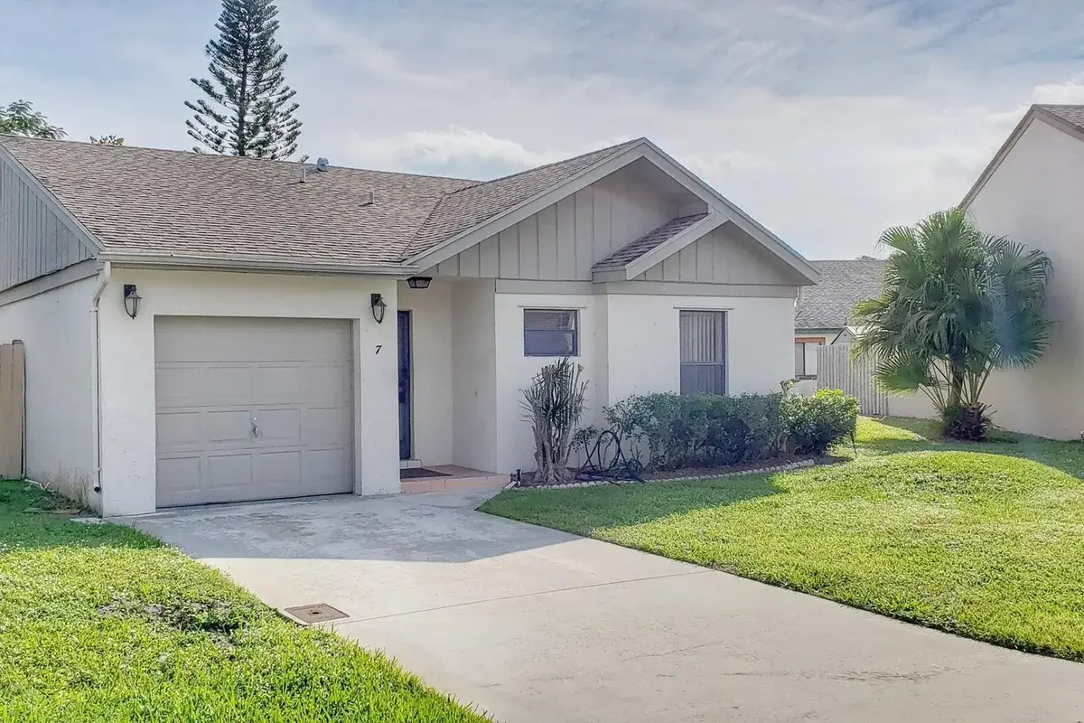 7 Whitehall Way, Boynton Beach: photo 1 of 8