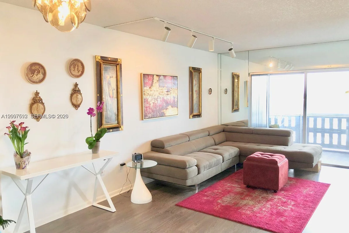 4001 Hillcrest Dr #PH6, Hollywood: photo 1 of 19