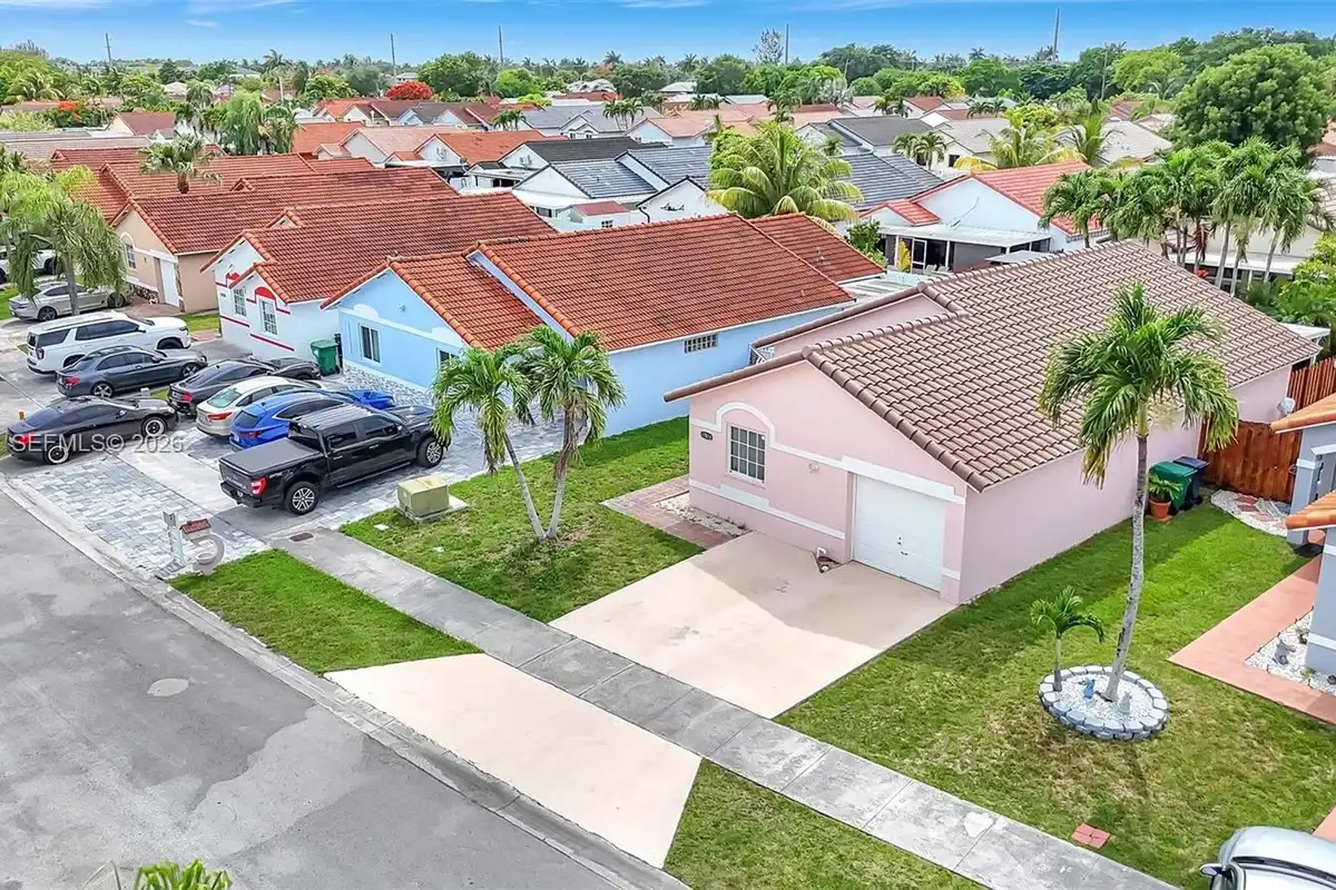 17818 SW 144th Ct, Miami: photo 1 of 25