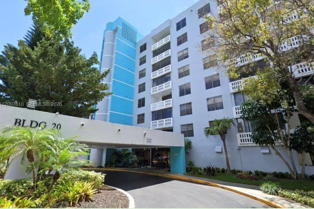 919 Hillcrest Dr #407, Hollywood: photo 1 of 8