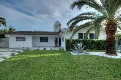 1250 NE 82nd St, Miami: photo 1 of 97