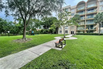 9310 Fontainebleau Blvd #207, Miami: photo 1 of 13