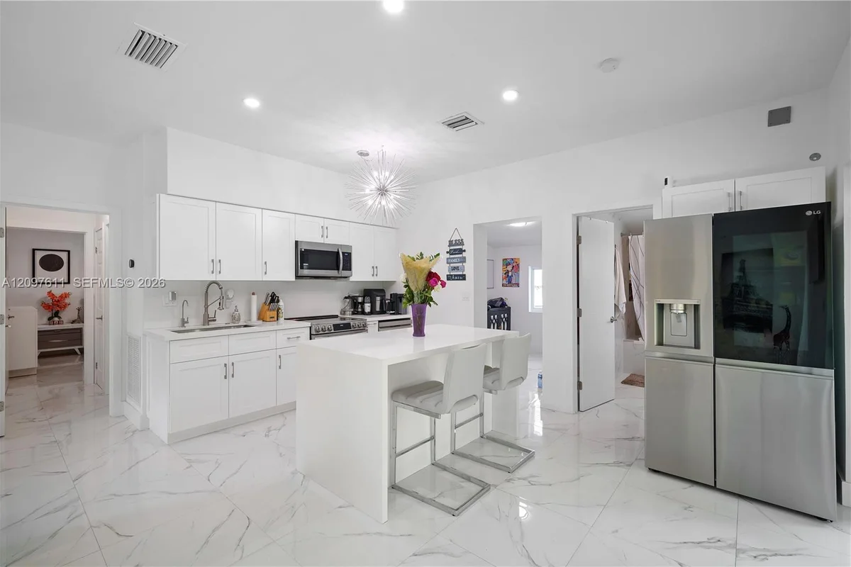 925 NE 4th St, Hallandale Beach: photo 1 of 29