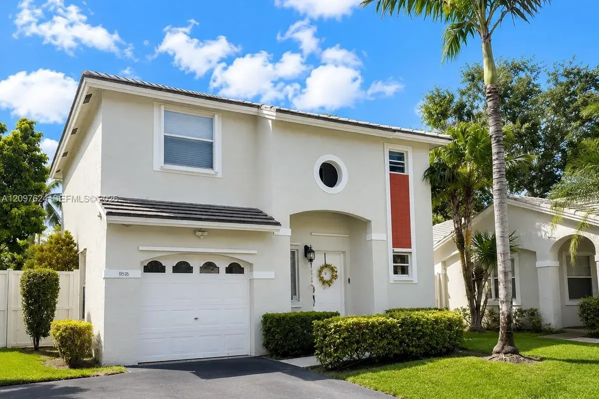 House in Plantation: photo 1 of 12