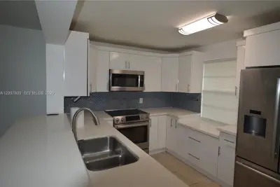 425 SE 11th Ter #403, Dania Beach: photo 1 of 11