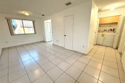 8183 NW 8th St #C5, Miami: photo 1 of 11