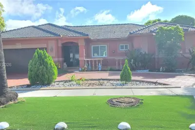 17665 NW 87th Ct, Hialeah: photo 1 of 37
