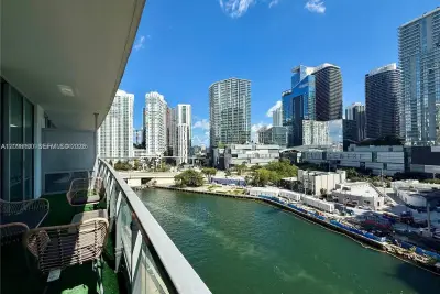 92 SW 3rd St #1104, Miami: photo 1 of 17