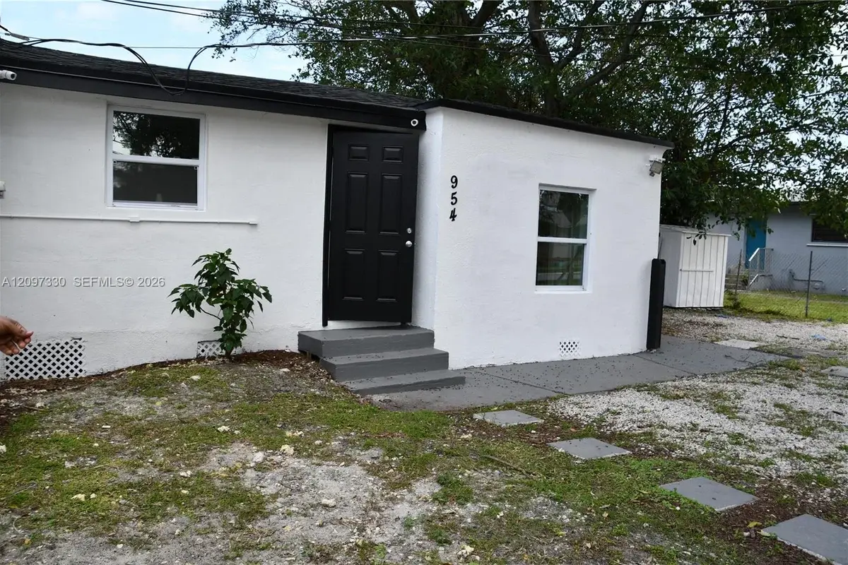 954 NW 75th St #B, Miami: photo 1 of 13