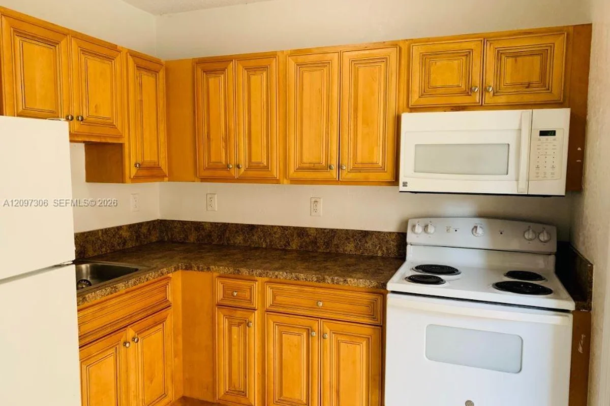 8275 NE Miami Ct #102, Miami: photo 1 of 10