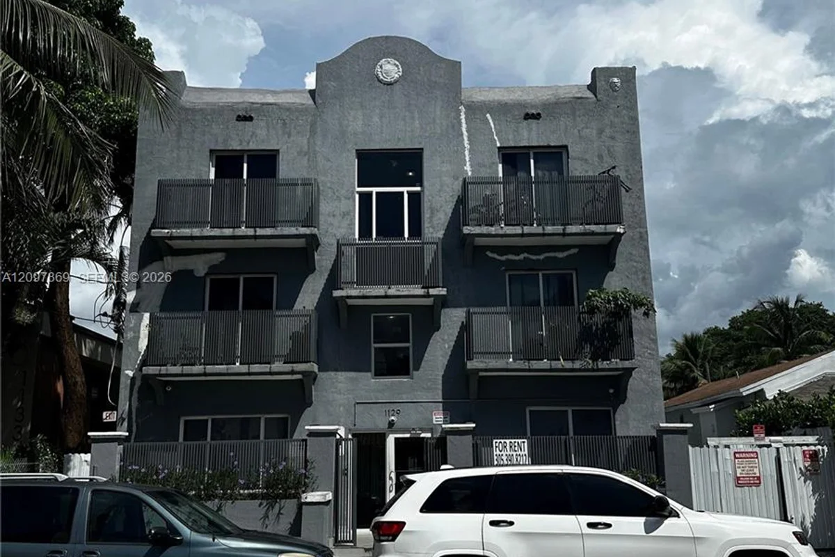 1129 NW 3rd St #306, Miami: photo 1 of 21